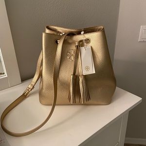 ⭐️ NWT Gold Tory Burch Thea Bucket Bag ⭐️